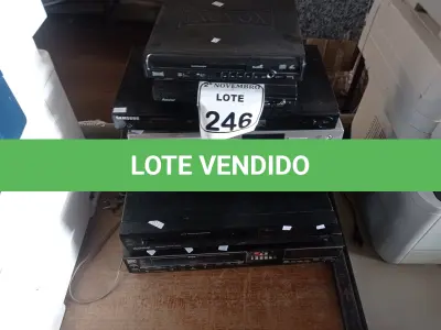 LOTE 246 - 02 VIDEOCASSETES E 05 APARELHOS DE DVD MARCAS E MODELOS DIVERSOS. (NO ESTADO) ATENÇÃO! FAZER A VISITAÇÃO ANTES DE ARREMATAR, NÃO SABEMOS SE FUNCIONA. LEILÃO NÃO TEM GARANTIA E NEM DEVOLUÇÃO, SUJEITO A POSSÍVEIS AVARIAS VISÍVEIS/OCULTAS E/OU AUSÊNCIA DE COMPONENTES.