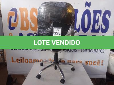 LOTE 123 - 01 CADEIRA GIRATÓRIA EM CORIM C/BASE CROMADA. (NO ESTADO) ATENÇÃO! FAZER A VISITAÇÃO ANTES DE ARREMATAR, NÃO SABEMOS SE FUNCIONA. LEILÃO NÃO TEM GARANTIA E NEM DEVOLUÇÃO, SUJEITO A POSSÍVEIS AVARIAS VISÍVEIS/OCULTAS E/OU AUSÊNCIA DE COMPONENTES.