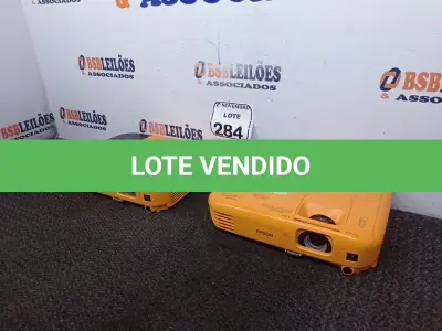 LOTE 284 - 02 PROJETORES MARCA EPSON. (NO ESTADO) ATENÇÃO! FAZER A VISITAÇÃO ANTES DE ARREMATAR, NÃO SABEMOS SE FUNCIONA. LEILÃO NÃO TEM GARANTIA E NEM DEVOLUÇÃO, SUJEITO A POSSÍVEIS AVARIAS VISÍVEIS/OCULTAS E/OU AUSÊNCIA DE COMPONENTES.