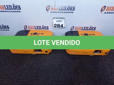 LOTE 284 - 02 PROJETORES MARCA EPSON. (NO ESTADO) ATENÇÃO! FAZER A VISITAÇÃO ANTES DE ARREMATAR, NÃO SABEMOS SE FUNCIONA. LEILÃO NÃO TEM GARANTIA E NEM DEVOLUÇÃO, SUJEITO A POSSÍVEIS AVARIAS VISÍVEIS/OCULTAS E/OU AUSÊNCIA DE COMPONENTES.