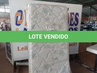 LOTE 258 - 01 CAMA BOX SOLTEIRO. (NO ESTADO) ATENÇÃO! FAZER A VISITAÇÃO ANTES DE ARREMATAR, NÃO SABEMOS SE FUNCIONA. LEILÃO NÃO TEM GARANTIA E NEM DEVOLUÇÃO, SUJEITO A POSSÍVEIS AVARIAS VISÍVEIS/OCULTAS E/OU AUSÊNCIA DE COMPONENTES.