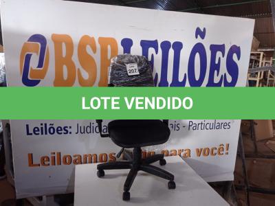 LOTE 207 - 01 CADEIRA GIRATÓRIA P/ESCRITÓRIO. (NO ESTADO) ATENÇÃO! FAZER A VISITAÇÃO ANTES DE ARREMATAR, NÃO SABEMOS SE FUNCIONA. LEILÃO NÃO TEM GARANTIA E NEM DEVOLUÇÃO, SUJEITO A POSSÍVEIS AVARIAS VISÍVEIS/OCULTAS E/OU AUSÊNCIA DE COMPONENTES.