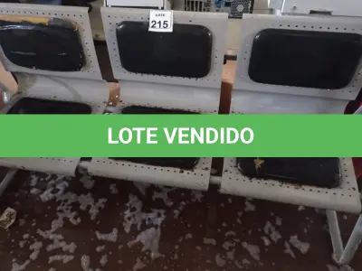 LOTE 215 - 01 LONGARINA C/ 03 LUGARES BASE DE FERRO. (NO ESTADO) ATENÇÃO! FAZER A VISITAÇÃO ANTES DE ARREMATAR, NÃO SABEMOS SE FUNCIONA. LEILÃO NÃO TEM GARANTIA E NEM DEVOLUÇÃO, SUJEITO A POSSÍVEIS AVARIAS VISÍVEIS/OCULTAS E/OU AUSÊNCIA DE COMPONENTES.