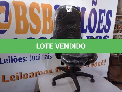 LOTE 219 - 01 CADEIRA DE ESCRITÓRIO C/BASE GIRATÓRIA NA COR PRETA. (NO ESTADO) ATENÇÃO! FAZER A VISITAÇÃO ANTES DE ARREMATAR, NÃO SABEMOS SE FUNCIONA. LEILÃO NÃO TEM GARANTIA E NEM DEVOLUÇÃO, SUJEITO A POSSÍVEIS AVARIAS VISÍVEIS/OCULTAS E/OU AUSÊNCIA DE COMPONENTES.