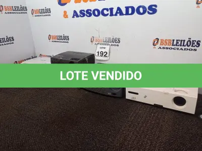 LOTE 192 - 05 PROJETORES MULTIMÍDIA MARCAS E MODELOS DIVERSOS. (NO ESTADO) ATENÇÃO! FAZER A VISITAÇÃO ANTES DE ARREMATAR, NÃO SABEMOS SE FUNCIONA. LEILÃO NÃO TEM GARANTIA E NEM DEVOLUÇÃO, SUJEITO A POSSÍVEIS AVARIAS VISÍVEIS/OCULTAS E/OU AUSÊNCIA DE COMPONENTES.