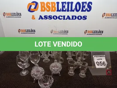 LOTE 056 - 02 BOMBONIERES DE VIDRO SENDO 01 SEM TAMPA,TAÇAS E COPOS DE VIDRO DIVERSOS. (NO ESTADO) ATENÇÃO! FAZER A VISITAÇÃO ANTES DE ARREMATAR, NÃO SABEMOS SE FUNCIONA. LEILÃO NÃO TEM GARANTIA E NEM DEVOLUÇÃO, SUJEITO A POSSÍVEIS AVARIAS VISÍVEIS/OCULTAS E/OU AUSÊNCIA DE COMPONENTES.