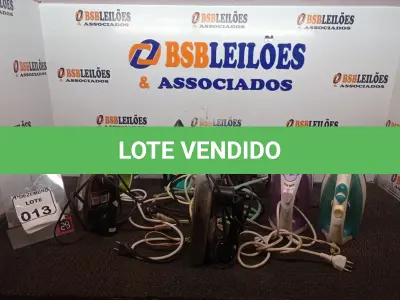 LOTE 013 - 08 FERROS DE PASSAR SENDO UM A VAPOR. (NO ESTADO) ATENÇÃO! FAZER A VISITAÇÃO ANTES DE ARREMATAR, NÃO SABEMOS SE FUNCIONA. LEILÃO NÃO TEM GARANTIA E NEM DEVOLUÇÃO, SUJEITO A POSSÍVEIS AVARIAS VISÍVEIS/OCULTAS E/OU AUSÊNCIA DE COMPONENTES.