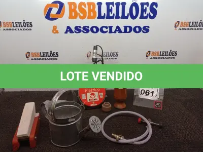 LOTE 061 - 01 FOGÃO ELÉTRICO 01 AMOLADOR DE FACAS 01 REGADOR DE ZINCO P/DECORAÇÃO E 01 PILÃO DE MADEIRA. (NO ESTADO) ATENÇÃO! FAZER A VISITAÇÃO ANTES DE ARREMATAR, NÃO SABEMOS SE FUNCIONA. LEILÃO NÃO TEM GARANTIA E NEM DEVOLUÇÃO, SUJEITO A POSSÍVEIS AVARIAS VISÍVEIS/OCULTAS E/OU AUSÊNCIA DE COMPONENTES.