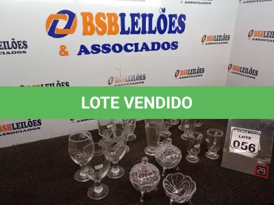 LOTE 056 - 02 BOMBONIERES DE VIDRO SENDO 01 SEM TAMPA,TAÇAS E COPOS DE VIDRO DIVERSOS. (NO ESTADO) ATENÇÃO! FAZER A VISITAÇÃO ANTES DE ARREMATAR, NÃO SABEMOS SE FUNCIONA. LEILÃO NÃO TEM GARANTIA E NEM DEVOLUÇÃO, SUJEITO A POSSÍVEIS AVARIAS VISÍVEIS/OCULTAS E/OU AUSÊNCIA DE COMPONENTES.