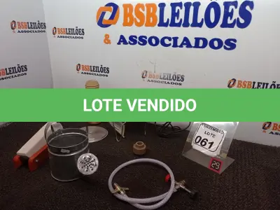 LOTE 061 - 01 FOGÃO ELÉTRICO 01 AMOLADOR DE FACAS 01 REGADOR DE ZINCO P/DECORAÇÃO E 01 PILÃO DE MADEIRA. (NO ESTADO) ATENÇÃO! FAZER A VISITAÇÃO ANTES DE ARREMATAR, NÃO SABEMOS SE FUNCIONA. LEILÃO NÃO TEM GARANTIA E NEM DEVOLUÇÃO, SUJEITO A POSSÍVEIS AVARIAS VISÍVEIS/OCULTAS E/OU AUSÊNCIA DE COMPONENTES.