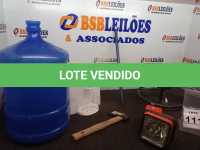 LOTE 111 - 01 ENROLADOR DE MANGUEIRA 01 LANTERNA E 01 BEBEDOURO C/GALÃO E 01 MACHADINHA. (NO ESTADO) ATENÇÃO! FAZER A VISITAÇÃO ANTES DE ARREMATAR, NÃO SABEMOS SE FUNCIONA. LEILÃO NÃO TEM GARANTIA E NEM DEVOLUÇÃO, SUJEITO A POSSÍVEIS AVARIAS VISÍVEIS/OCULTAS E/OU AUSÊNCIA DE COMPONENTES.
