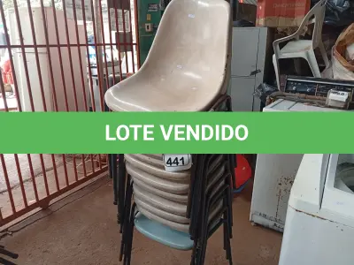 LOTE 441 - 11 CADEIRAS DE PLÁSTICO C/BASE DE FERRO. (NO ESTADO) ATENÇÃO! FAZER A VISITAÇÃO ANTES DE ARREMATAR, NÃO SABEMOS SE FUNCIONA. LEILÃO NÃO TEM GARANTIA E NEM DEVOLUÇÃO, SUJEITO A POSSÍVEIS AVARIAS VISÍVEIS/OCULTAS E/OU AUSÊNCIA DE COMPONENTES.