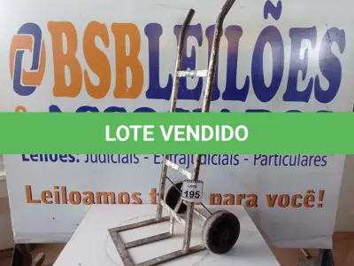 LOTE 195 - 01 CARRINHO P/TRANSPORTE DE CARGA. (NO ESTADO) ATENÇÃO! FAZER A VISITAÇÃO ANTES DE ARREMATAR, NÃO SABEMOS SE FUNCIONA. LEILÃO NÃO TEM GARANTIA E NEM DEVOLUÇÃO, SUJEITO A POSSÍVEIS AVARIAS VISÍVEIS/OCULTAS E/OU AUSÊNCIA DE COMPONENTES.
