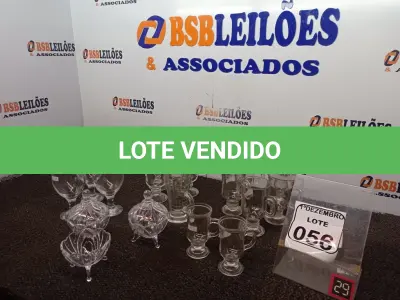 LOTE 056 - 02 BOMBONIERES DE VIDRO SENDO 01 SEM TAMPA,TAÇAS E COPOS DE VIDRO DIVERSOS. (NO ESTADO) ATENÇÃO! FAZER A VISITAÇÃO ANTES DE ARREMATAR, NÃO SABEMOS SE FUNCIONA. LEILÃO NÃO TEM GARANTIA E NEM DEVOLUÇÃO, SUJEITO A POSSÍVEIS AVARIAS VISÍVEIS/OCULTAS E/OU AUSÊNCIA DE COMPONENTES.