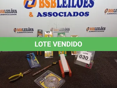 LOTE 030 - 01 AMOLADOR DE FACA, 01 DISCO P/MAKITA E MATERIAIS DIVERSOS. (NO ESTADO) ATENÇÃO! FAZER A VISITAÇÃO ANTES DE ARREMATAR, NÃO SABEMOS SE FUNCIONA. LEILÃO NÃO TEM GARANTIA E NEM DEVOLUÇÃO, SUJEITO A POSSÍVEIS AVARIAS VISÍVEIS/OCULTAS E/OU AUSÊNCIA DE COMPONENTES.