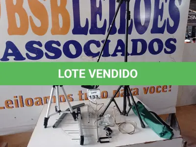 LOTE 133 - 02 TRIPÉS E 01 ANTENA DIGITAL. (NO ESTADO) ATENÇÃO! FAZER A VISITAÇÃO ANTES DE ARREMATAR, NÃO SABEMOS SE FUNCIONA. LEILÃO NÃO TEM GARANTIA E NEM DEVOLUÇÃO, SUJEITO A POSSÍVEIS AVARIAS VISÍVEIS/OCULTAS E/OU AUSÊNCIA DE COMPONENTES.