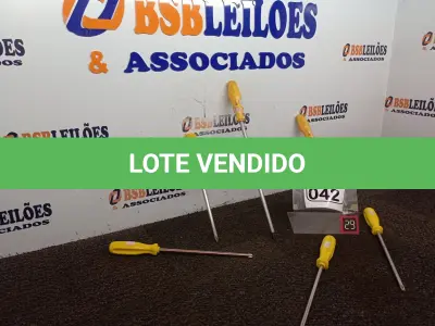 LOTE 042 - 06 CHAVES PHILIPS TAMANHOS DIVERSOS. (NO ESTADO) ATENÇÃO! FAZER A VISITAÇÃO ANTES DE ARREMATAR, NÃO SABEMOS SE FUNCIONA. LEILÃO NÃO TEM GARANTIA E NEM DEVOLUÇÃO, SUJEITO A POSSÍVEIS AVARIAS VISÍVEIS/OCULTAS E/OU AUSÊNCIA DE COMPONENTES.