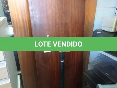 LOTE 173 - 01 MESA DE BANCADA. (NO ESTADO) ATENÇÃO! FAZER A VISITAÇÃO ANTES DE ARREMATAR, NÃO SABEMOS SE FUNCIONA. LEILÃO NÃO TEM GARANTIA E NEM DEVOLUÇÃO, SUJEITO A POSSÍVEIS AVARIAS VISÍVEIS/OCULTAS E/OU AUSÊNCIA DE COMPONENTES.