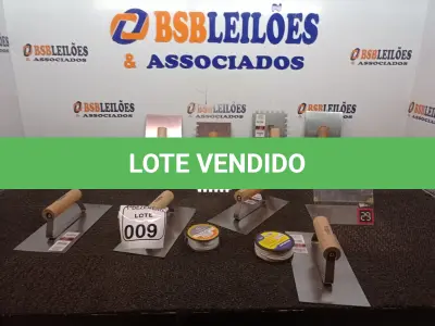 LOTE 009 - 06 DESEMPENADEIRAS LISAS, 02 DESEMPENADEIRAS DENTADAS E 02 LINHAS DE PEDREIRO. (NO ESTADO) ATENÇÃO! FAZER A VISITAÇÃO ANTES DE ARREMATAR, NÃO SABEMOS SE FUNCIONA. LEILÃO NÃO TEM GARANTIA E NEM DEVOLUÇÃO, SUJEITO A POSSÍVEIS AVARIAS VISÍVEIS/OCULTAS E/OU AUSÊNCIA DE COMPONENTES.