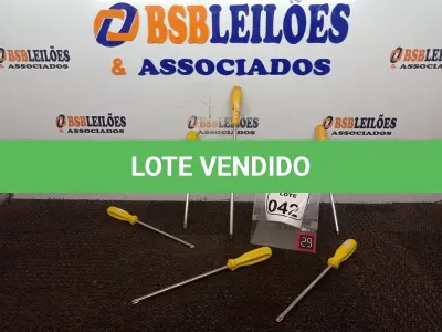 LOTE 042 - 06 CHAVES PHILIPS TAMANHOS DIVERSOS. (NO ESTADO) ATENÇÃO! FAZER A VISITAÇÃO ANTES DE ARREMATAR, NÃO SABEMOS SE FUNCIONA. LEILÃO NÃO TEM GARANTIA E NEM DEVOLUÇÃO, SUJEITO A POSSÍVEIS AVARIAS VISÍVEIS/OCULTAS E/OU AUSÊNCIA DE COMPONENTES.