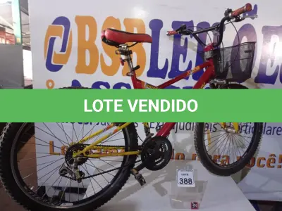 LOTE 388 - 01 BICICLETA DE MARCHA C/CESTA MARCA SUNDOWN ARO 26. (NO ESTADO) ATENÇÃO! FAZER A VISITAÇÃO ANTES DE ARREMATAR, NÃO SABEMOS SE FUNCIONA. LEILÃO NÃO TEM GARANTIA E NEM DEVOLUÇÃO, SUJEITO A POSSÍVEIS AVARIAS VISÍVEIS/OCULTAS E/OU AUSÊNCIA DE COMPONENTES.