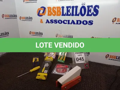 LOTE 045 - 01 ALICATE, 01 TESOURA DE PODA, 01 AMOLADOR DE FACAS E MATERIAIS DIVERSOS. (NO ESTADO) ATENÇÃO! FAZER A VISITAÇÃO ANTES DE ARREMATAR, NÃO SABEMOS SE FUNCIONA. LEILÃO NÃO TEM GARANTIA E NEM DEVOLUÇÃO, SUJEITO A POSSÍVEIS AVARIAS VISÍVEIS/OCULTAS E/OU AUSÊNCIA DE COMPONENTES.