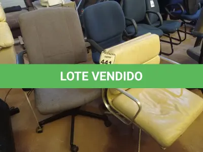 LOTE 441 - 03 CADEIRAS GIRATÓRIAS NA COR CINZA, AZUL ESCURO E CREME. (NO ESTADO) ATENÇÃO! FAZER A VISITAÇÃO ANTES DE ARREMATAR, NÃO SABEMOS SE FUNCIONA. LEILÃO NÃO TEM GARANTIA E NEM DEVOLUÇÃO, SUJEITO A POSSÍVEIS AVARIAS VISÍVEIS/OCULTAS E/OU AUSÊNCIA DE COMPONENTES.
