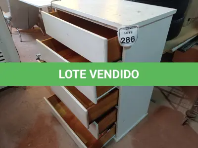 LOTE 286 - 01 CÔMODA NA COR BRANCA 05 GAVETAS. (NO ESTADO) ATENÇÃO! FAZER A VISITAÇÃO ANTES DE ARREMATAR, NÃO SABEMOS SE FUNCIONA. LEILÃO NÃO TEM GARANTIA E NEM DEVOLUÇÃO, SUJEITO A POSSÍVEIS AVARIAS VISÍVEIS/OCULTAS E/OU AUSÊNCIA DE COMPONENTES.