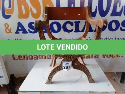 LOTE 287 - 01 CADEIRA EM MADEIRA ANTIGA. (NO ESTADO) ATENÇÃO! FAZER A VISITAÇÃO ANTES DE ARREMATAR, NÃO SABEMOS SE FUNCIONA. LEILÃO NÃO TEM GARANTIA E NEM DEVOLUÇÃO, SUJEITO A POSSÍVEIS AVARIAS VISÍVEIS/OCULTAS E/OU AUSÊNCIA DE COMPONENTES.