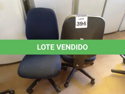LOTE 394 - 02 CADEIRAS P/ESCRITÓRIO GIRATÓRIAS. (NO ESTADO) ATENÇÃO! FAZER A VISITAÇÃO ANTES DE ARREMATAR, NÃO SABEMOS SE FUNCIONA. LEILÃO NÃO TEM GARANTIA E NEM DEVOLUÇÃO, SUJEITO A POSSÍVEIS AVARIAS VISÍVEIS/OCULTAS E/OU AUSÊNCIA DE COMPONENTES.