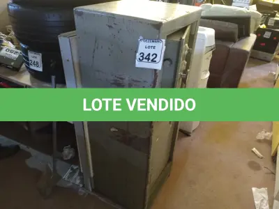 LOTE 342 - 01 COFRE C/DUAS PORTAS. (NO ESTADO) ATENÇÃO! FAZER A VISITAÇÃO ANTES DE ARREMATAR, NÃO SABEMOS SE FUNCIONA. LEILÃO NÃO TEM GARANTIA E NEM DEVOLUÇÃO, SUJEITO A POSSÍVEIS AVARIAS VISÍVEIS/OCULTAS E/OU AUSÊNCIA DE COMPONENTES.