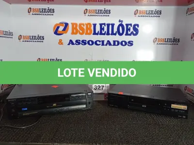 LOTE 327 - 02 APARELHOS TOCA CD’S MARCA SONY E PIONEER. (NO ESTADO) ATENÇÃO! FAZER A VISITAÇÃO ANTES DE ARREMATAR, NÃO SABEMOS SE FUNCIONA. LEILÃO NÃO TEM GARANTIA E NEM DEVOLUÇÃO, SUJEITO A POSSÍVEIS AVARIAS VISÍVEIS/OCULTAS E/OU AUSÊNCIA DE COMPONENTES.