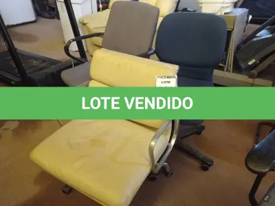 LOTE 441 - 03 CADEIRAS GIRATÓRIAS NA COR CINZA, AZUL ESCURO E CREME. (NO ESTADO) ATENÇÃO! FAZER A VISITAÇÃO ANTES DE ARREMATAR, NÃO SABEMOS SE FUNCIONA. LEILÃO NÃO TEM GARANTIA E NEM DEVOLUÇÃO, SUJEITO A POSSÍVEIS AVARIAS VISÍVEIS/OCULTAS E/OU AUSÊNCIA DE COMPONENTES.