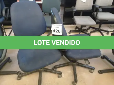 LOTE 426 - 02 CADEIRAS GIRATÓRIAS EM TECIDO NA COR AZUL. (NO ESTADO) ATENÇÃO! FAZER A VISITAÇÃO ANTES DE ARREMATAR, NÃO SABEMOS SE FUNCIONA. LEILÃO NÃO TEM GARANTIA E NEM DEVOLUÇÃO, SUJEITO A POSSÍVEIS AVARIAS VISÍVEIS/OCULTAS E/OU AUSÊNCIA DE COMPONENTES.