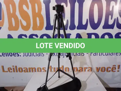 LOTE 425 - 01 TRIPÉ P/CÂMERA MARCA TOMATE(NOVO). (NO ESTADO) ATENÇÃO! FAZER A VISITAÇÃO ANTES DE ARREMATAR, NÃO SABEMOS SE FUNCIONA. LEILÃO NÃO TEM GARANTIA E NEM DEVOLUÇÃO, SUJEITO A POSSÍVEIS AVARIAS VISÍVEIS/OCULTAS E/OU AUSÊNCIA DE COMPONENTES.