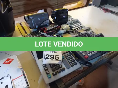 LOTE 295 - 02 CÂMERAS FOTOGRÁFICAS ANTIGAS MARCAS PANASONIC E JVC, VÁRIAS CALCULADORAS MARCAS E MODELOS DIVERSOS E 01 TERMÔMETRO ANTIGO. (NO ESTADO) ATENÇÃO! FAZER A VISITAÇÃO ANTES DE ARREMATAR, NÃO SABEMOS SE FUNCIONA. LEILÃO NÃO TEM GARANTIA E NEM DEVOLUÇÃO, SUJEITO A POSSÍVEIS AVARIAS VISÍVEIS/OCULTAS E/OU AUSÊNCIA DE COMPONENTES.