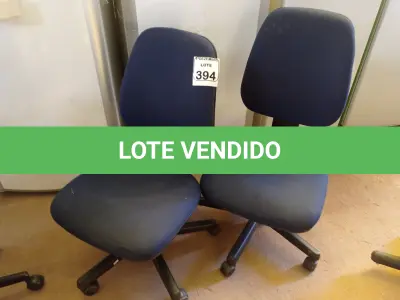 LOTE 394 - 02 CADEIRAS P/ESCRITÓRIO GIRATÓRIAS. (NO ESTADO) ATENÇÃO! FAZER A VISITAÇÃO ANTES DE ARREMATAR, NÃO SABEMOS SE FUNCIONA. LEILÃO NÃO TEM GARANTIA E NEM DEVOLUÇÃO, SUJEITO A POSSÍVEIS AVARIAS VISÍVEIS/OCULTAS E/OU AUSÊNCIA DE COMPONENTES.