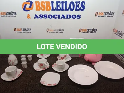 LOTE 469 - 01 JOGO DE 05 XICARAS COM PIRES, 01 KIT DE SAQUÊ, 01 PRATO E UM COFRE NA COR ROSA.  (NO ESTADO) ATENÇÃO! FAZER A VISITAÇÃO ANTES DE ARREMATAR, NÃO SABEMOS SE FUNCIONA. LEILÃO NÃO TEM GARANTIA E NEM DEVOLUÇÃO, SUJEITO A POSSÍVEIS AVARIAS VISÍVEIS/OCULTAS E/OU AUSÊNCIA DE COMPONENTES.