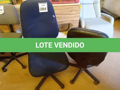 LOTE 384 - 02 CADEIRAS P/ESCRITÓRIO GIRATÓRIAS. (NO ESTADO) ATENÇÃO! FAZER A VISITAÇÃO ANTES DE ARREMATAR, NÃO SABEMOS SE FUNCIONA. LEILÃO NÃO TEM GARANTIA E NEM DEVOLUÇÃO, SUJEITO A POSSÍVEIS AVARIAS VISÍVEIS/OCULTAS E/OU AUSÊNCIA DE COMPONENTES.