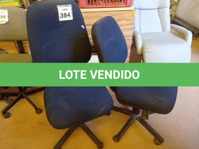 LOTE 384 - 02 CADEIRAS P/ESCRITÓRIO GIRATÓRIAS. (NO ESTADO) ATENÇÃO! FAZER A VISITAÇÃO ANTES DE ARREMATAR, NÃO SABEMOS SE FUNCIONA. LEILÃO NÃO TEM GARANTIA E NEM DEVOLUÇÃO, SUJEITO A POSSÍVEIS AVARIAS VISÍVEIS/OCULTAS E/OU AUSÊNCIA DE COMPONENTES.