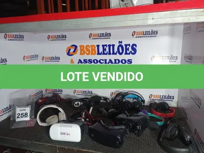 LOTE 258 - 01 LOTE C/VÁRIOS HEADSETS E ÓCULOS P/REALIDADE VIRTUAL MARCAS E MODELOS DIVERSOS. (NO ESTADO) ATENÇÃO! FAZER A VISITAÇÃO ANTES DE ARREMATAR, NÃO SABEMOS SE FUNCIONA. LEILÃO NÃO TEM GARANTIA E NEM DEVOLUÇÃO, SUJEITO A POSSÍVEIS AVARIAS VISÍVEIS/OCULTAS E/OU AUSÊNCIA DE COMPONENTES.