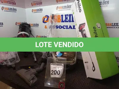 LOTE 200 - 02 ASPIRADORES DE PÓ MARCAS E MODELOS DIVERSOS. (NO ESTADO) ATENÇÃO! FAZER A VISITAÇÃO ANTES DE ARREMATAR, NÃO SABEMOS SE FUNCIONA. LEILÃO NÃO TEM GARANTIA E NEM DEVOLUÇÃO, SUJEITO A POSSÍVEIS AVARIAS VISÍVEIS/OCULTAS E/OU AUSÊNCIA DE COMPONENTES.