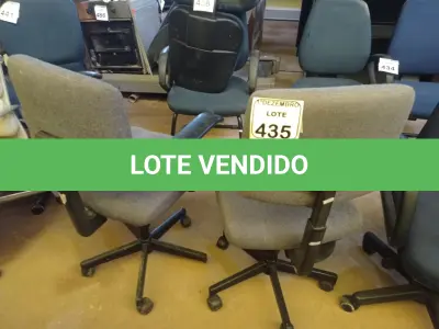 LOTE 435 - 02 CADEIRAS GIRATÓRIAS EM TECIDO NA COR CINZA. (NO ESTADO) ATENÇÃO! FAZER A VISITAÇÃO ANTES DE ARREMATAR, NÃO SABEMOS SE FUNCIONA. LEILÃO NÃO TEM GARANTIA E NEM DEVOLUÇÃO, SUJEITO A POSSÍVEIS AVARIAS VISÍVEIS/OCULTAS E/OU AUSÊNCIA DE COMPONENTES.