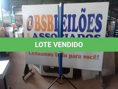 LOTE 398 - 01 TELA DE PROJEÇÃO. (NO ESTADO) ATENÇÃO! FAZER A VISITAÇÃO ANTES DE ARREMATAR, NÃO SABEMOS SE FUNCIONA. LEILÃO NÃO TEM GARANTIA E NEM DEVOLUÇÃO, SUJEITO A POSSÍVEIS AVARIAS VISÍVEIS/OCULTAS E/OU AUSÊNCIA DE COMPONENTES.