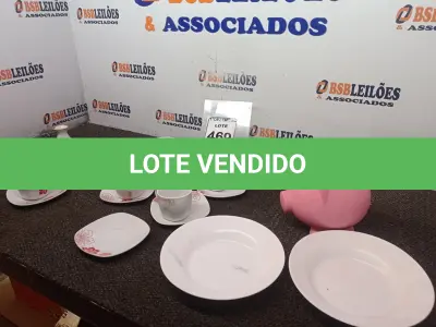 LOTE 469 - 01 JOGO DE 05 XICARAS COM PIRES, 01 KIT DE SAQUÊ, 01 PRATO E UM COFRE NA COR ROSA.  (NO ESTADO) ATENÇÃO! FAZER A VISITAÇÃO ANTES DE ARREMATAR, NÃO SABEMOS SE FUNCIONA. LEILÃO NÃO TEM GARANTIA E NEM DEVOLUÇÃO, SUJEITO A POSSÍVEIS AVARIAS VISÍVEIS/OCULTAS E/OU AUSÊNCIA DE COMPONENTES.