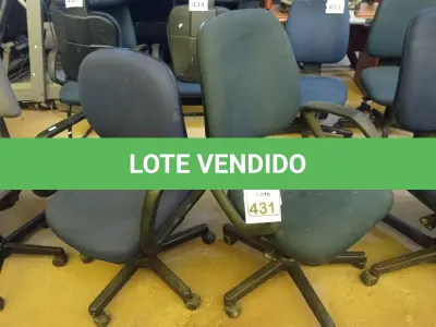 LOTE 431 - 02 CADEIRAS GIRATÓRIAS EM TECIDO NA COR AZUL. (NO ESTADO) ATENÇÃO! FAZER A VISITAÇÃO ANTES DE ARREMATAR, NÃO SABEMOS SE FUNCIONA. LEILÃO NÃO TEM GARANTIA E NEM DEVOLUÇÃO, SUJEITO A POSSÍVEIS AVARIAS VISÍVEIS/OCULTAS E/OU AUSÊNCIA DE COMPONENTES.