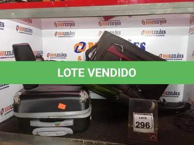LOTE 296 - 01 ASPIRADOR DE PÓ MARCA PHILIPS E 02 MALAS MODELOS DIVERSOS. (NO ESTADO) ATENÇÃO! FAZER A VISITAÇÃO ANTES DE ARREMATAR, NÃO SABEMOS SE FUNCIONA. LEILÃO NÃO TEM GARANTIA E NEM DEVOLUÇÃO, SUJEITO A POSSÍVEIS AVARIAS VISÍVEIS/OCULTAS E/OU AUSÊNCIA DE COMPONENTES.