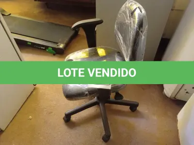 LOTE 464 - 01 CADEIRA GIRATÓRIA NA COR PRETA. (NO ESTADO) ATENÇÃO! FAZER A VISITAÇÃO ANTES DE ARREMATAR, NÃO SABEMOS SE FUNCIONA. LEILÃO NÃO TEM GARANTIA E NEM DEVOLUÇÃO, SUJEITO A POSSÍVEIS AVARIAS VISÍVEIS/OCULTAS E/OU AUSÊNCIA DE COMPONENTES.