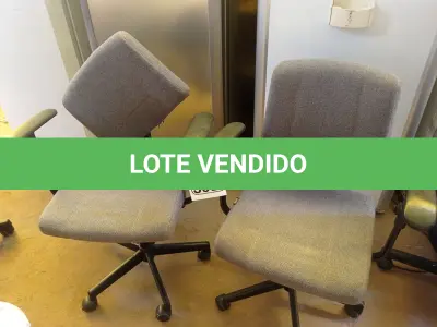 LOTE 392 - 02 CADEIRAS P/ESCRITÓRIO GIRATÓRIAS. (NO ESTADO) ATENÇÃO! FAZER A VISITAÇÃO ANTES DE ARREMATAR, NÃO SABEMOS SE FUNCIONA. LEILÃO NÃO TEM GARANTIA E NEM DEVOLUÇÃO, SUJEITO A POSSÍVEIS AVARIAS VISÍVEIS/OCULTAS E/OU AUSÊNCIA DE COMPONENTES.