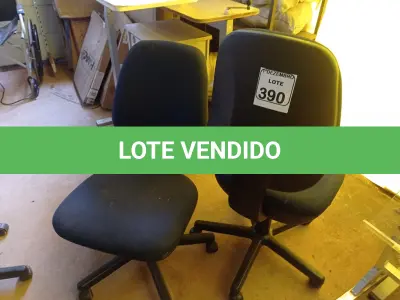 LOTE 390 - 02 CADEIRAS P/ESCRITÓRIO GIRATÓRIAS. (NO ESTADO) ATENÇÃO! FAZER A VISITAÇÃO ANTES DE ARREMATAR, NÃO SABEMOS SE FUNCIONA. LEILÃO NÃO TEM GARANTIA E NEM DEVOLUÇÃO, SUJEITO A POSSÍVEIS AVARIAS VISÍVEIS/OCULTAS E/OU AUSÊNCIA DE COMPONENTES.